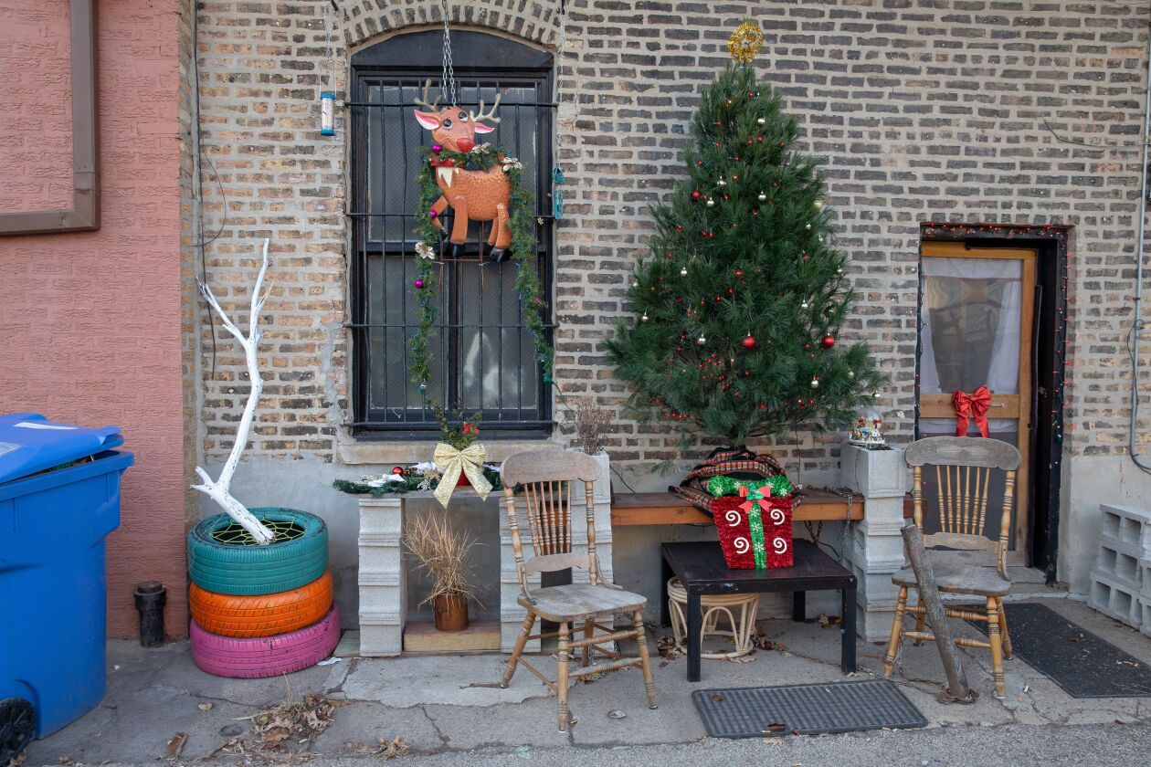 Angela Eve set up her Christmas display in an alley behind her Logan Square home. | Nader Issa/Sun-Times